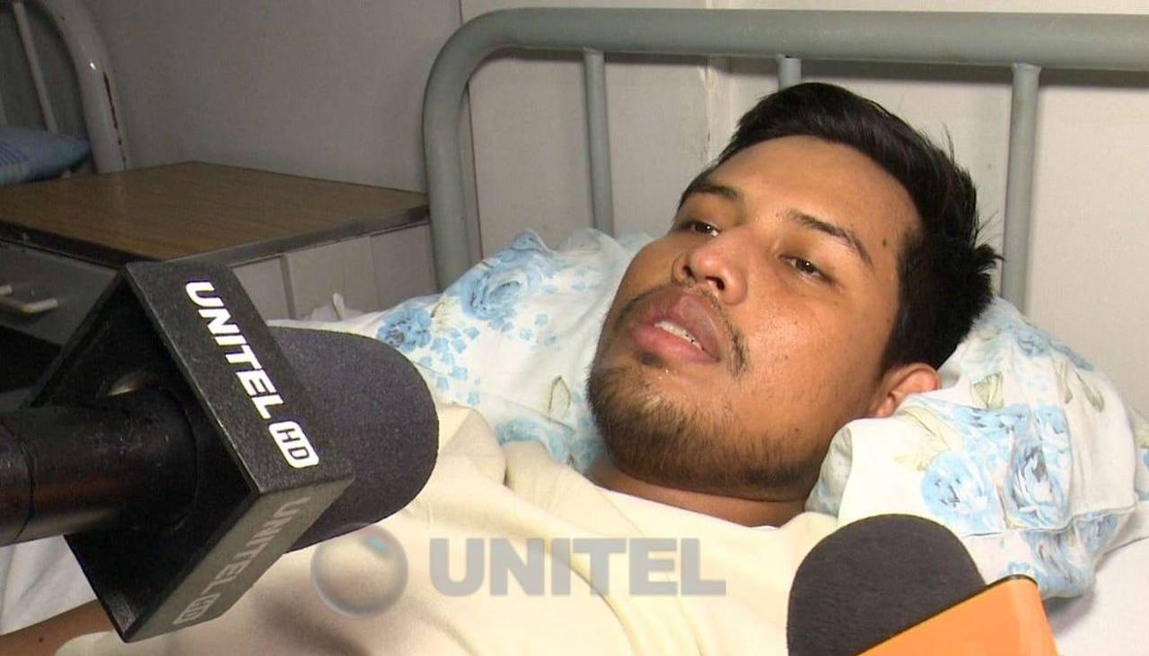 Motociclista atropellado tiene triple fractura en una pierna y exige que la conductora cubra su recuperación