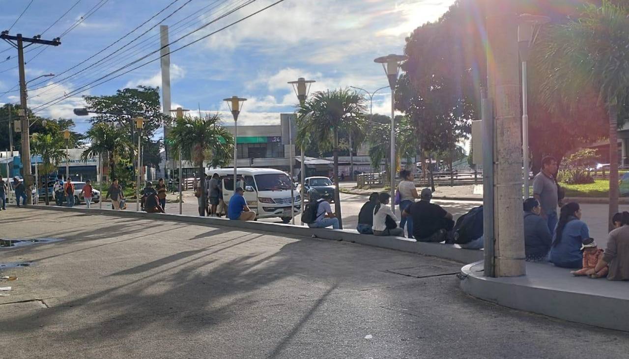 Pasajeros buscan transporte en Santa Cruz y pagan distintos montos de pasaje, ante ausencia de micros