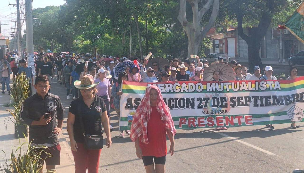 Comerciantes marchan en defensa del Mercado Mutualista y se dirigen al centro cruceño