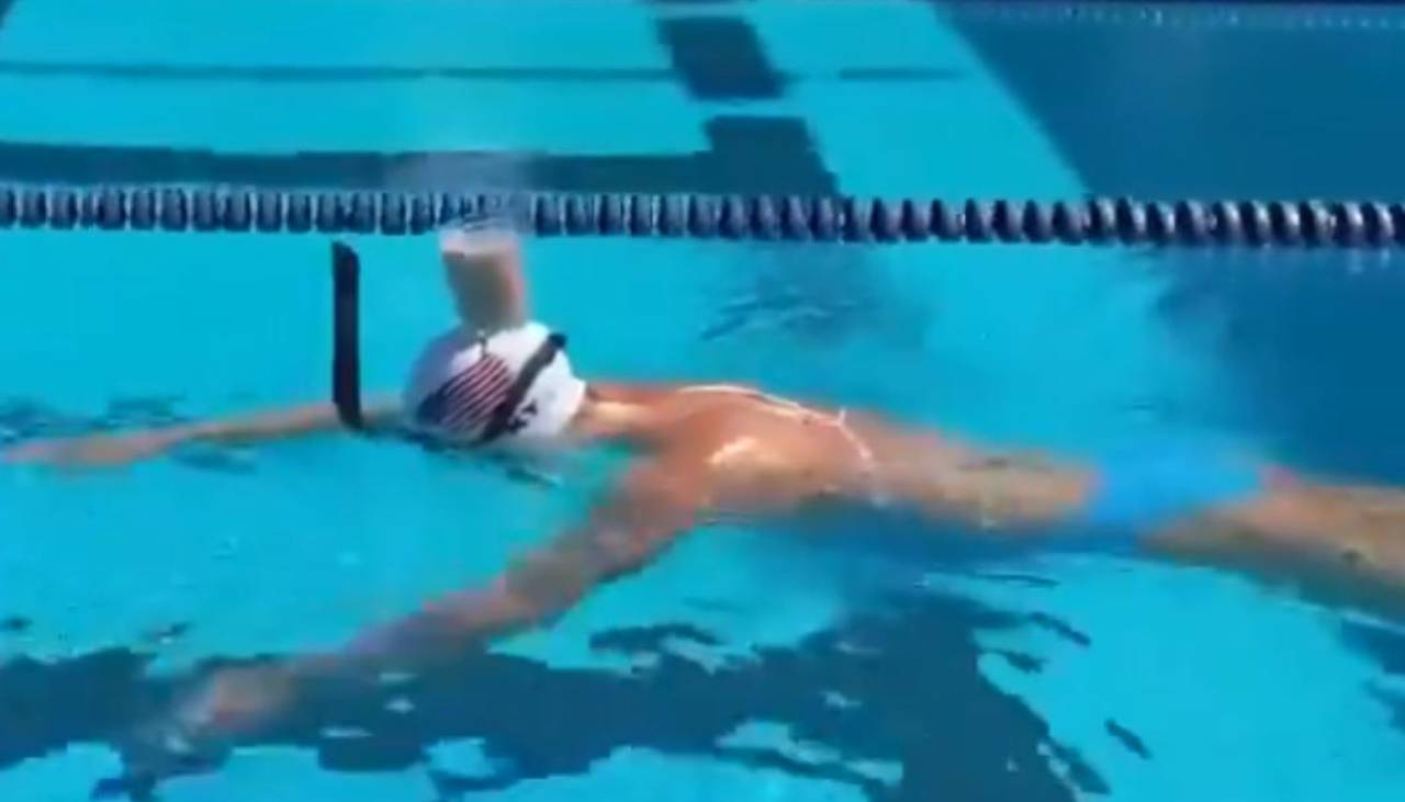 Medallista olímpica nadó con un vaso de leche en la cabeza sin derramar una gota