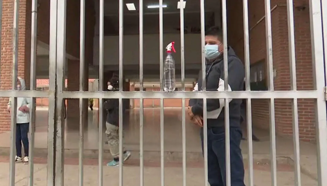Hay unidades educativas que exigen el uso de barbijo para el retorno a clases en aulas en Santa Cruz de la Sierra