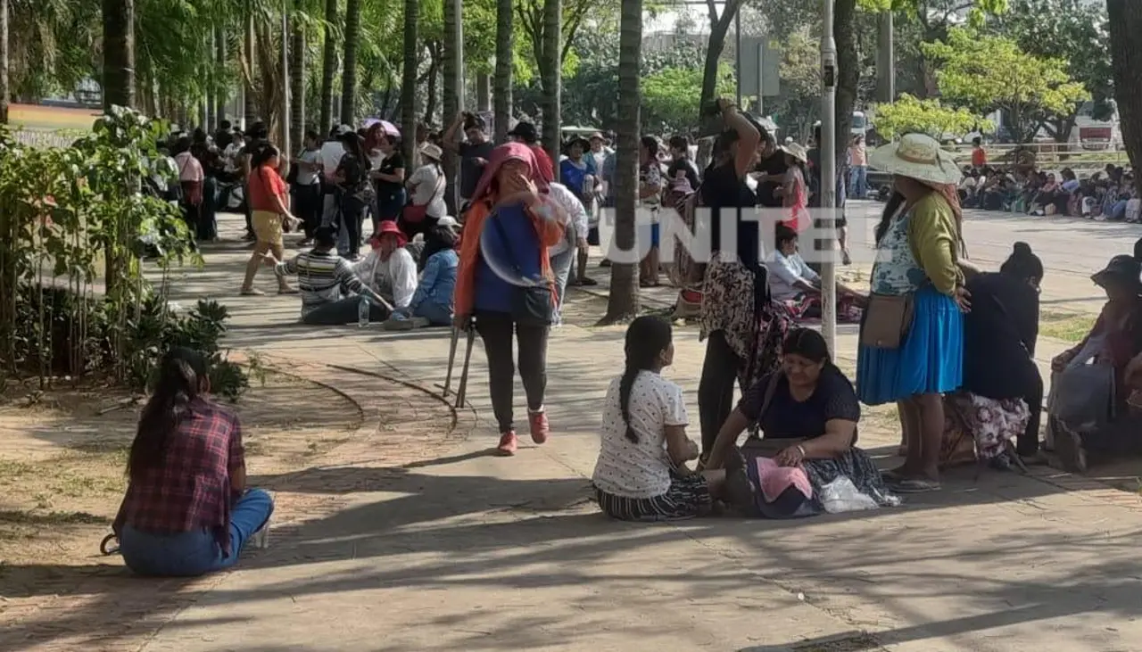 Masiva protesta de comerciantes llega a la Quinta cruceña en rechazo a pagar los servicios básicos en el mercado La Ramada