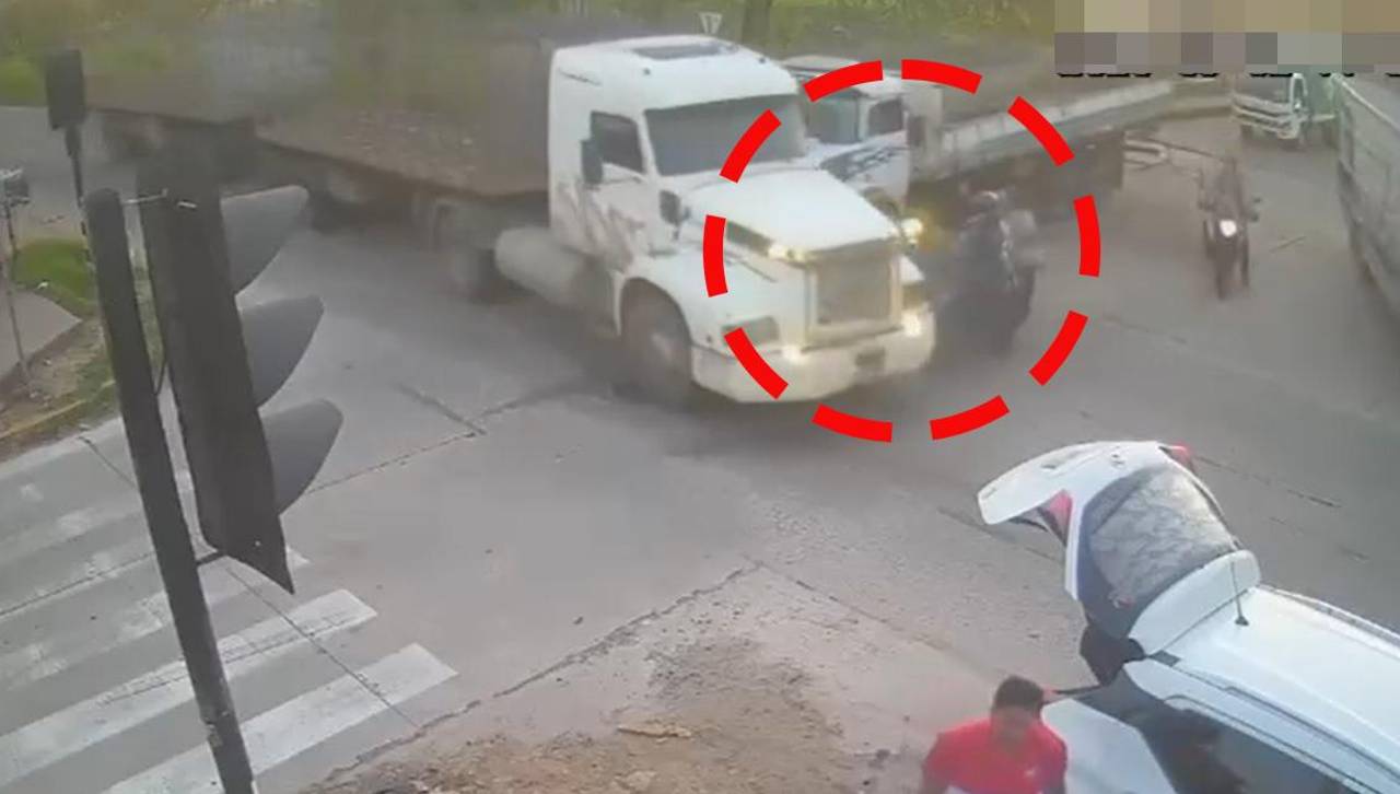 Video: Una mujer muere y un hombre queda herido tras ser embestidos por un tráiler en la zona del Cambódromo
