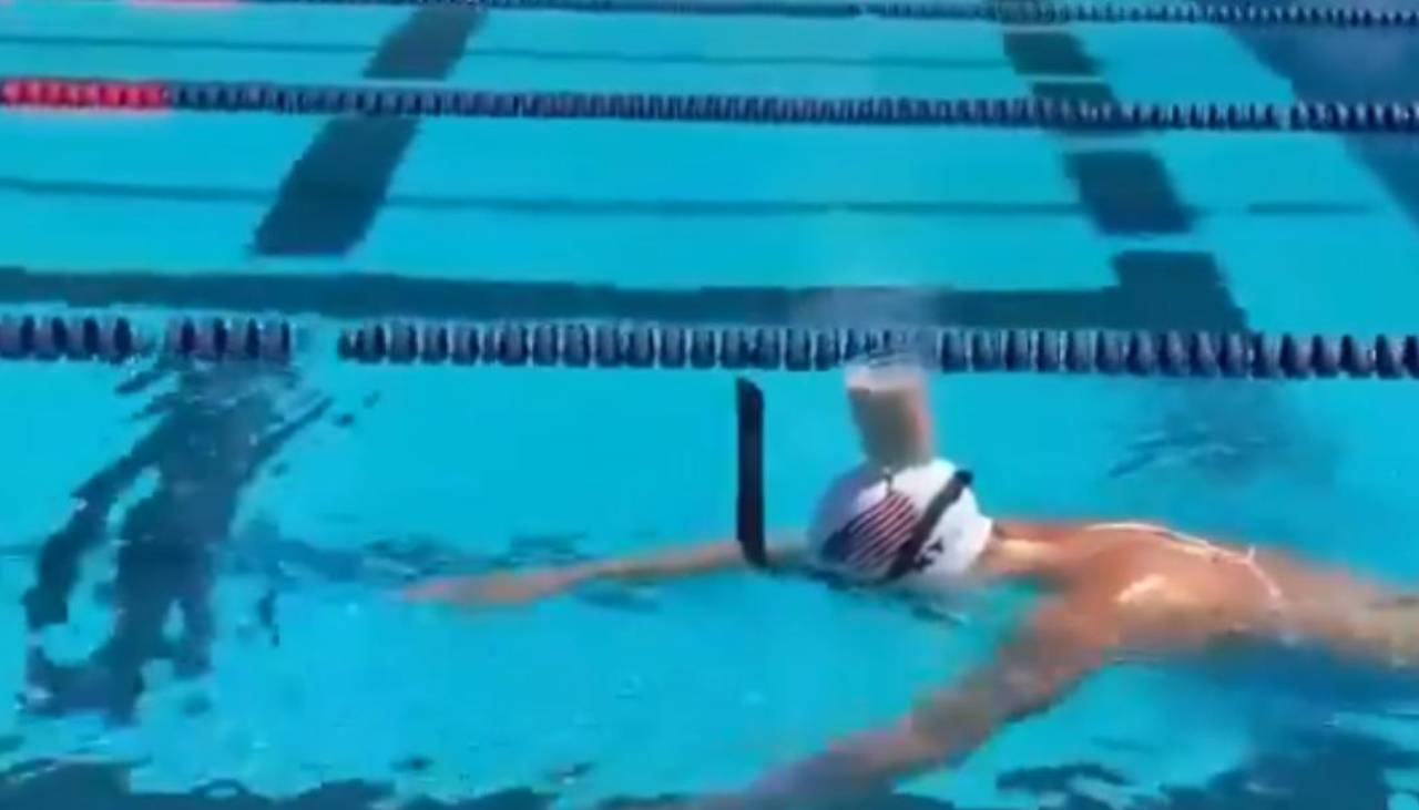 Medallista olímpica nadó con un vaso de leche en la cabeza sin derramar una gota