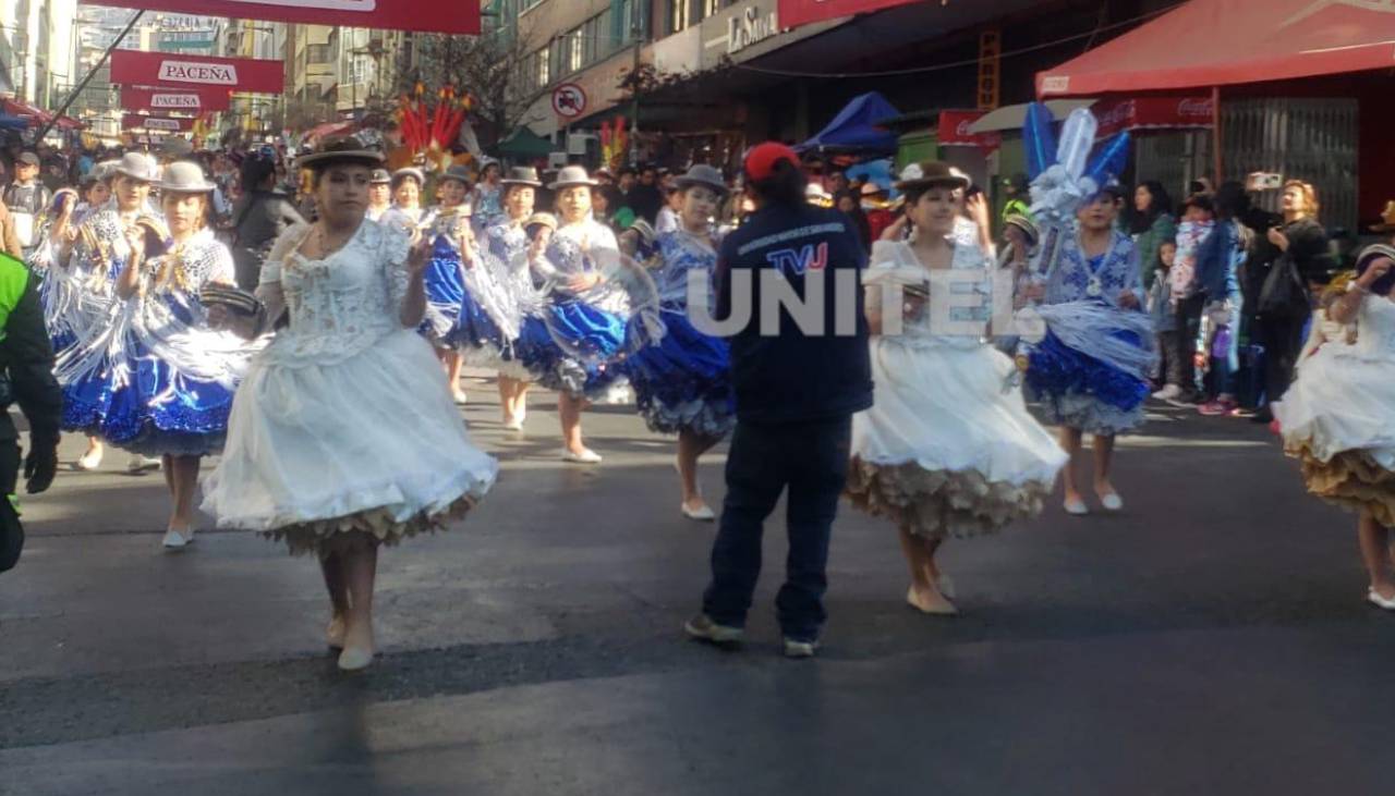 Con colorido y entusiasmo bailarines participan de la Entrada Universitaria en La Paz