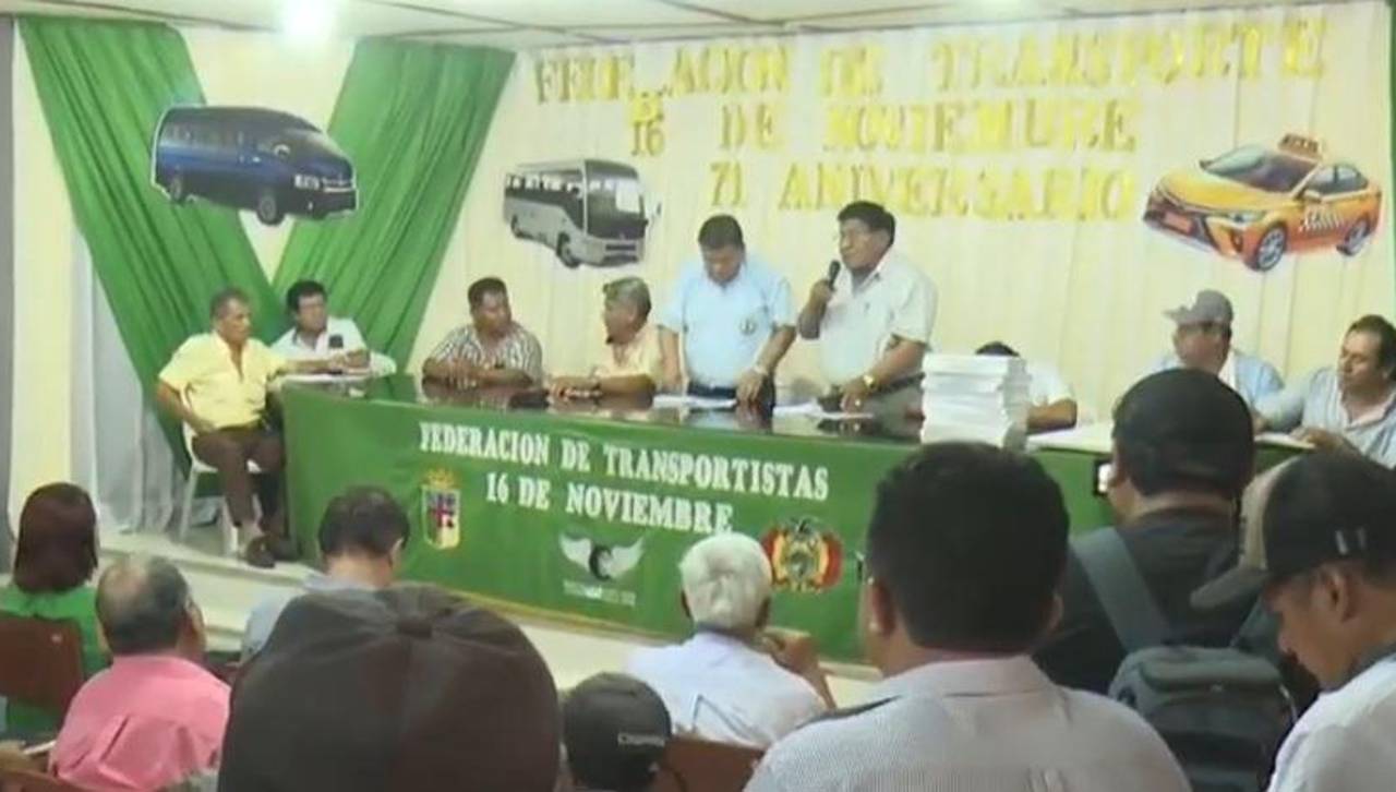 Choferes y autoridades se reúnen para tratar la calidad del combustible, resarcimiento y el estado de las carreteras