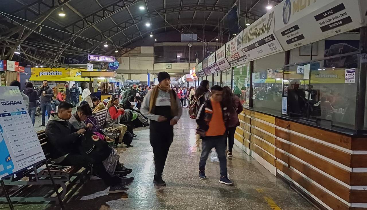 “Tenemos buses parados por días”, los viajes desde la Terminal de Cochabamba se ven afectados por la falta de diésel