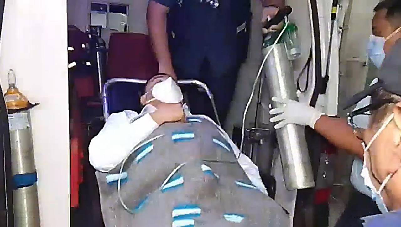 Tras su aprehensión, una ambulancia traslada a Jhonny Fernández a un centro de salud