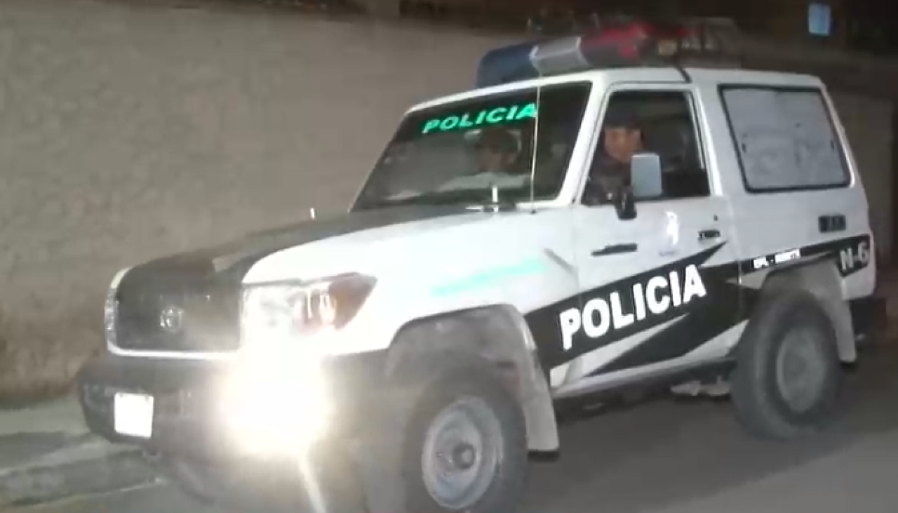Con un tenedor y un cuchillo, un hombre atacó a su esposa en vía pública en Cochabamba 