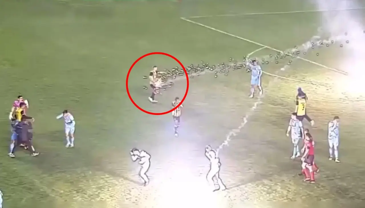 Video: Jugador atigrado fue alcanzado por un bengala que lo dejó tendido en la cancha del Hernando Siles
