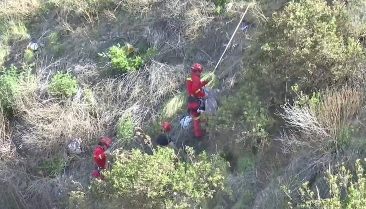 Mujer muere horas después de haber sido rescatada de un barranco, se investiga si se cayó o fue empujada