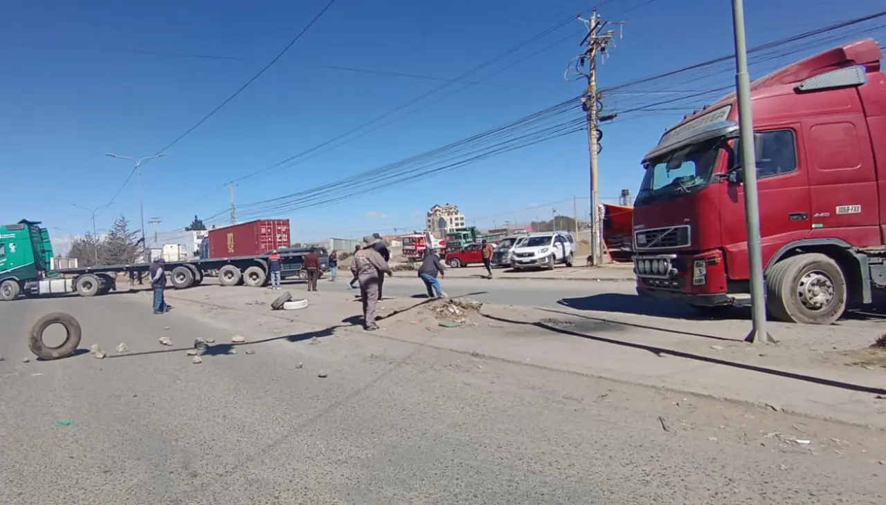 Filas por combustible: Choferes del transporte pesado advierten con bloqueo en El Alto para este lunes