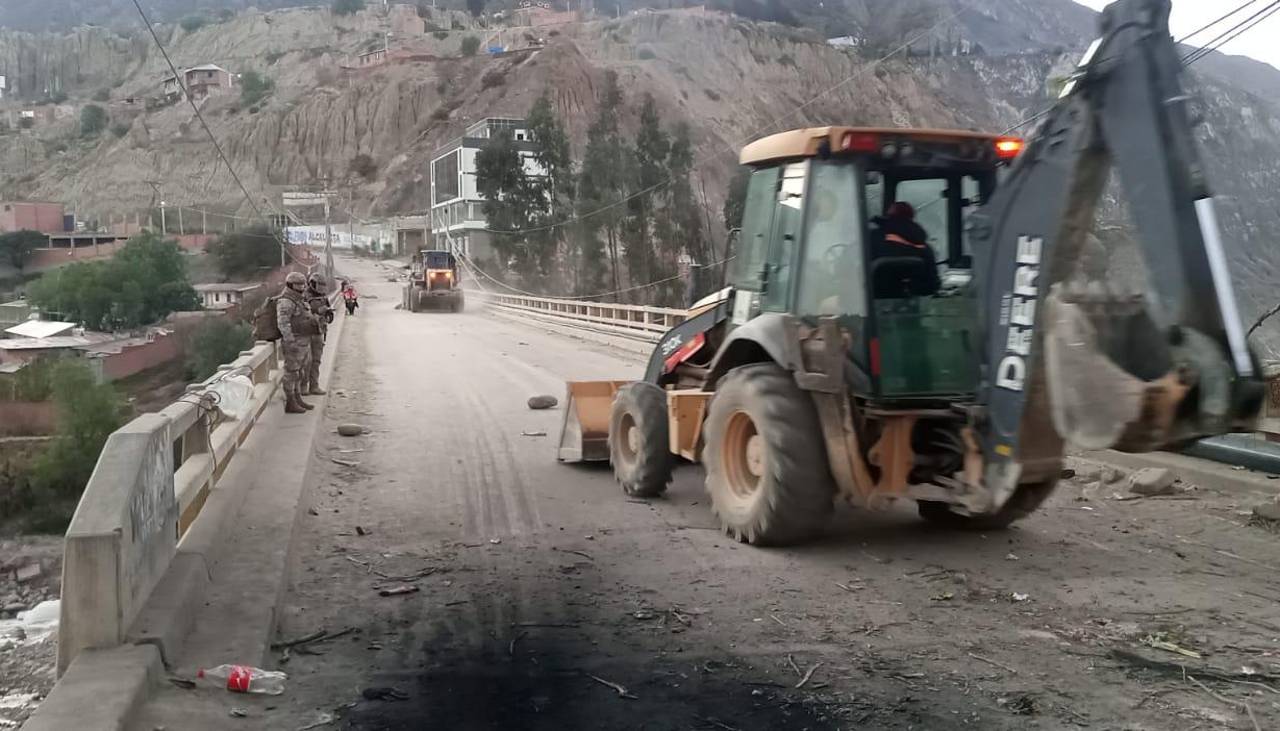 La Paz: Policías y militares desbloquean el puente Lipari y otras rutas tras el corte en el paso de alimentos