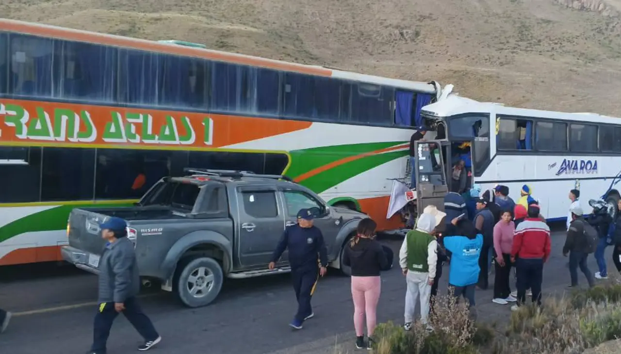 Choque de dos buses deja estudiantes heridos y se reporta la muerte de un profesor; ocurrió en Oruro
