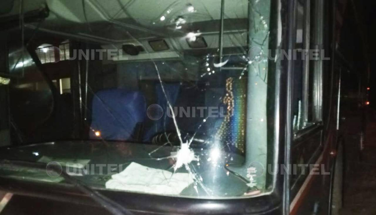 Reportan el deceso de uno de los heridos en el ataque a un bus en la carretera Oruro-Cochabamba 