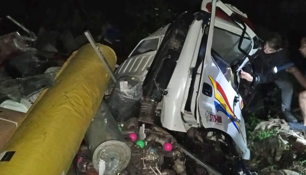Un chofer resulta herido luego que su camión se embarrancara tras chocar con otro vehículo