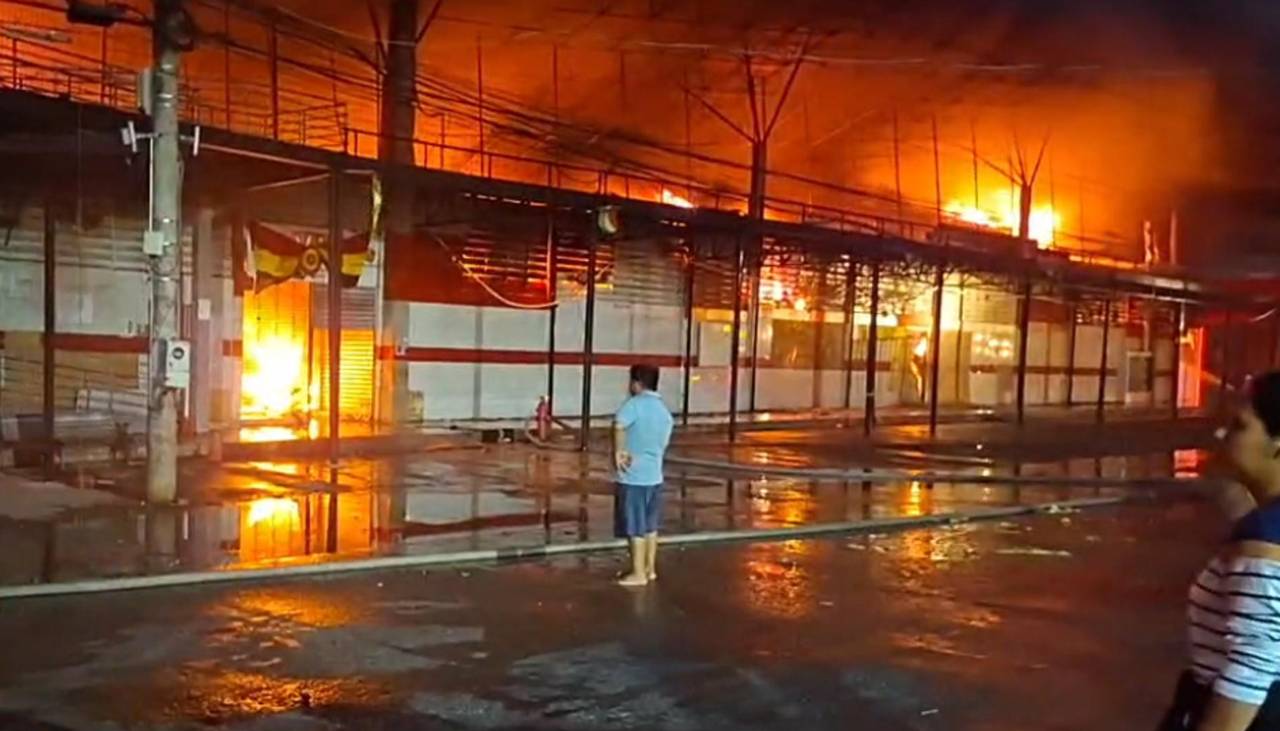 Voraz incendio afecta a la feria Barrio Lindo de Santa Cruz de la Sierra