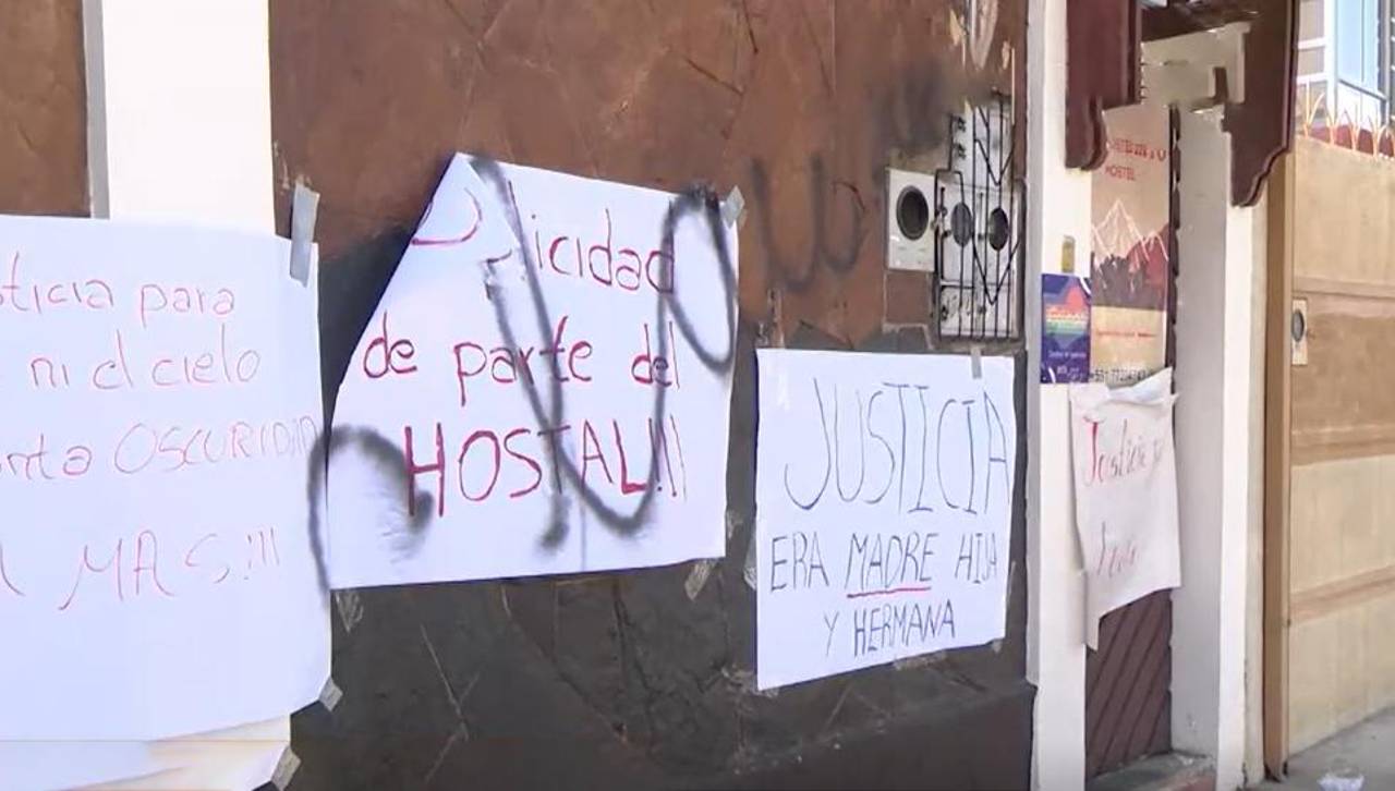 Cochabamba: Protestan en puertas del hostal donde ocurrió un feminicidio y exigen clausura del lugar
