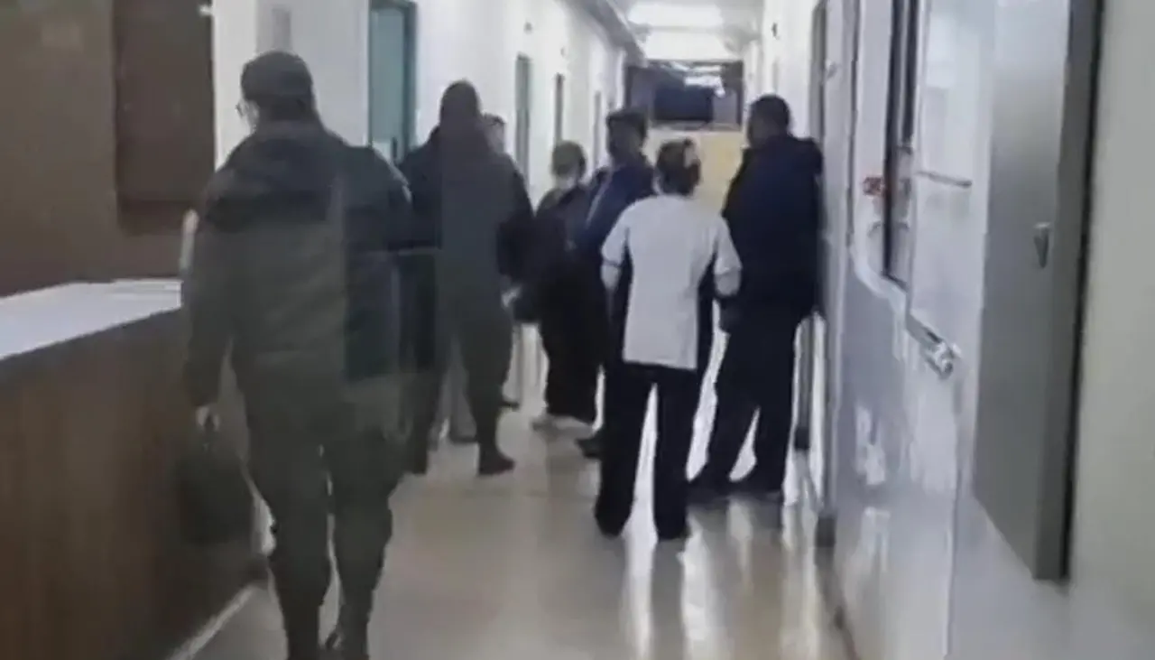Arce visita al personal que fue herido en los bloqueos evistas