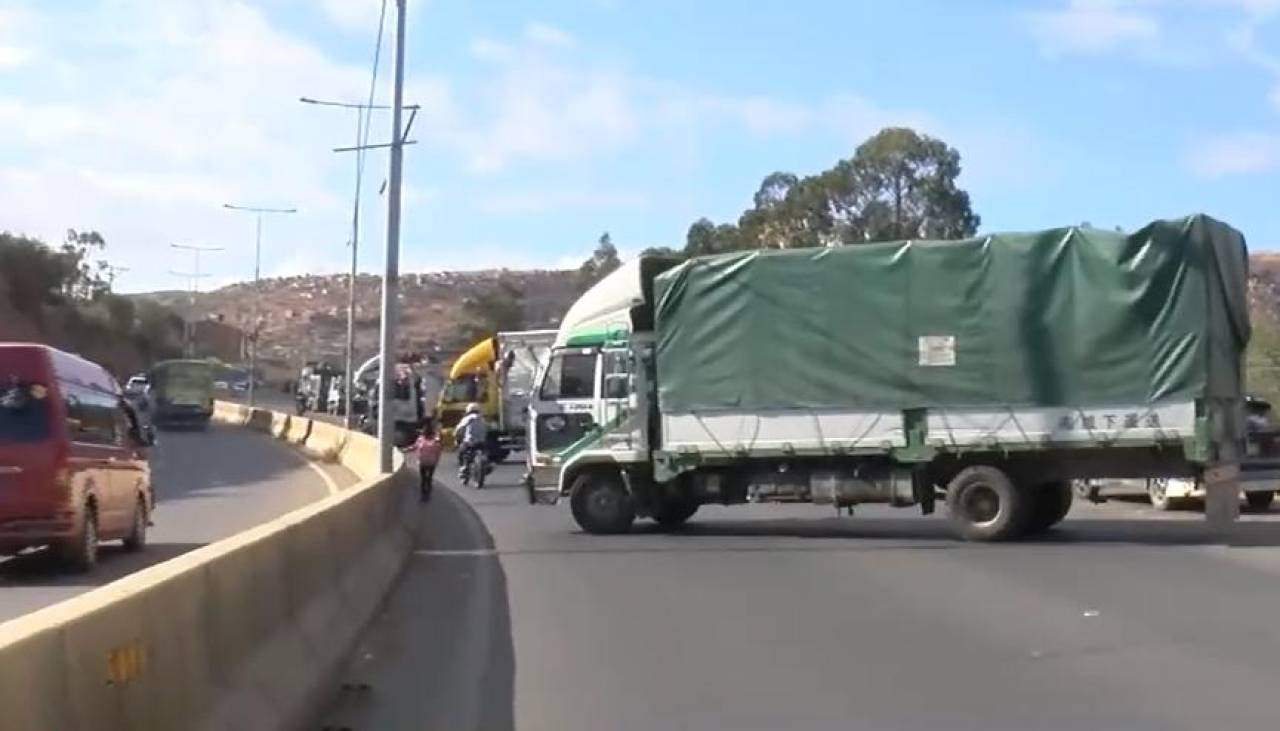 Transportistas siguen con los bloqueos esporádicos por diésel este viernes en Cochabamba