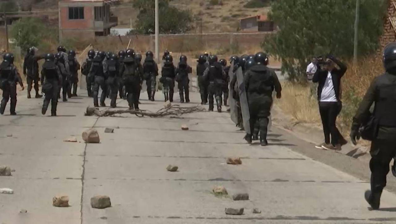 Tras gasificación, policías logran desbloquear la ruta a Santiváñez y arrestan a una persona