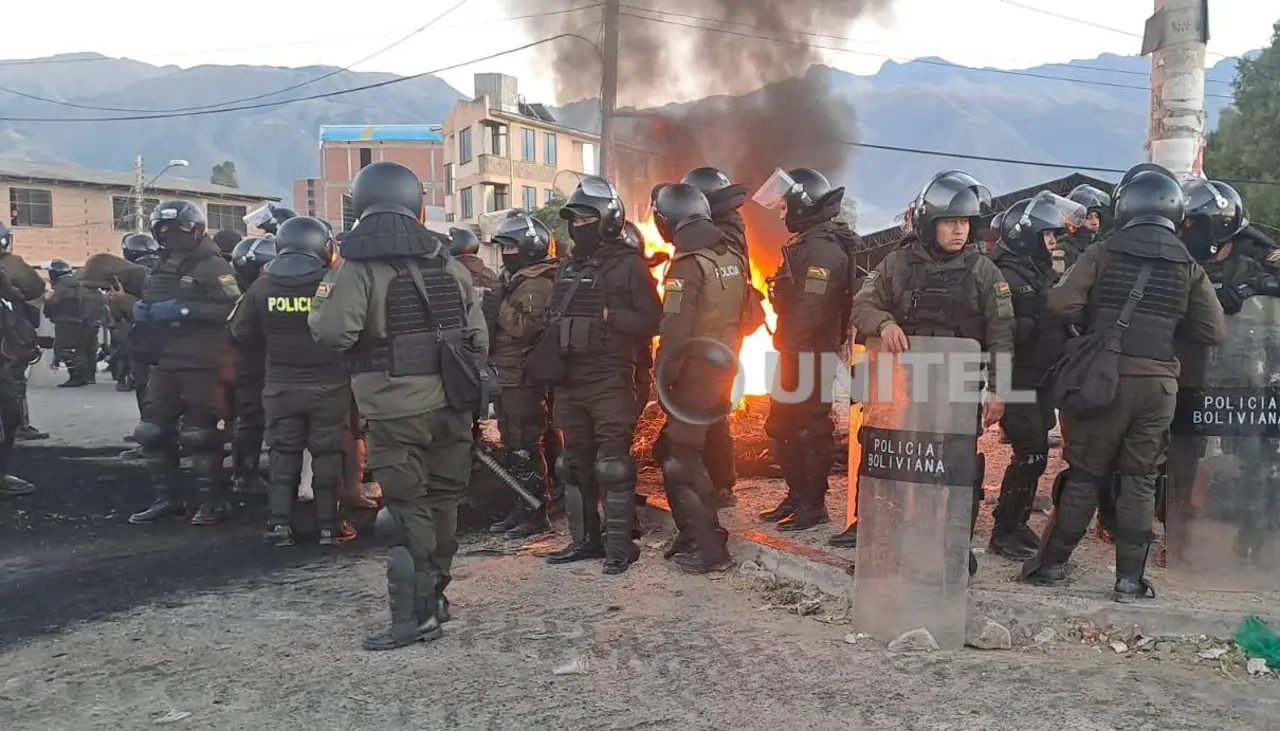 Policía desbloquea Vinto y avanza sobre la carretera que une Cochabamba con el occidente del país