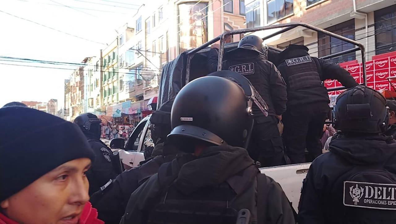 El Alto: Comerciantes denuncian que un grupo de hombres con palos y piedras causó destrozos y los obligó a cerrar tiendas