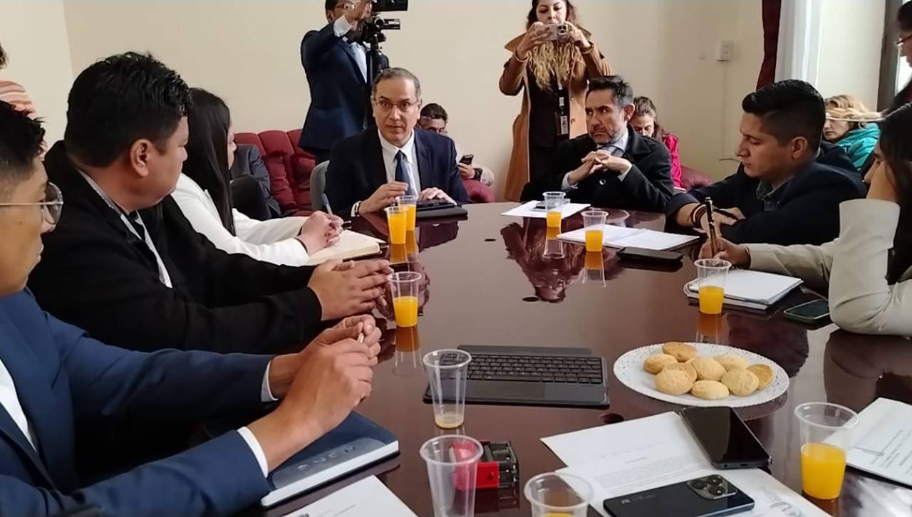 Presidente de YPFB compareció ante comisión de Diputados por los problemas del combustible