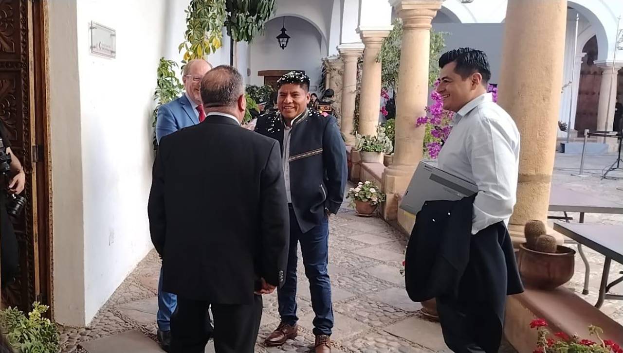 Gobernadores llegan a la Casa de Libertad para la reunión con Rodrigo Paz por el 50-50