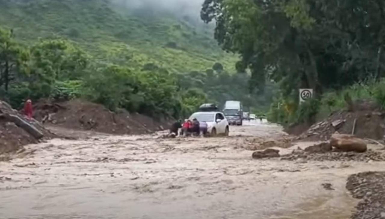 Lluvias vuelven a dejar intransitable la carretera a los valles cruceños 