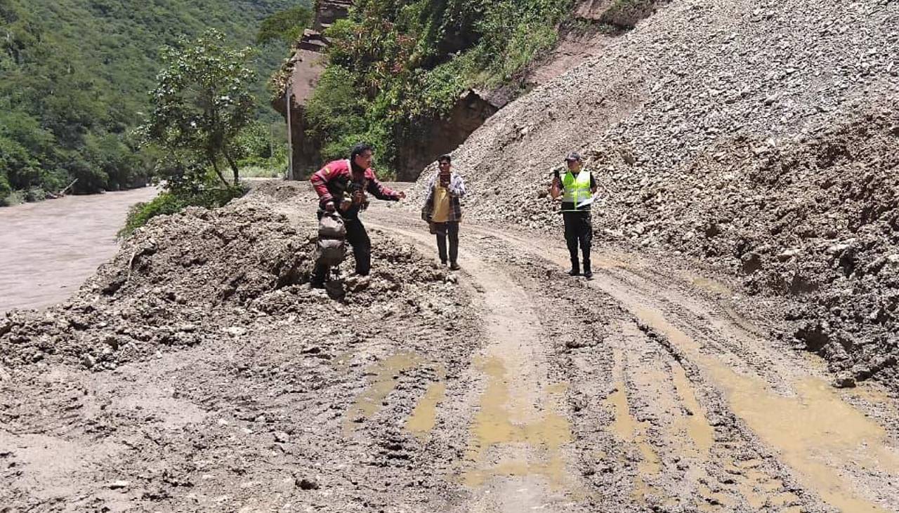 La Paz: Dos camiones quedan atrapados en un río y se reportan derrumbes en la carretera a los Yungas