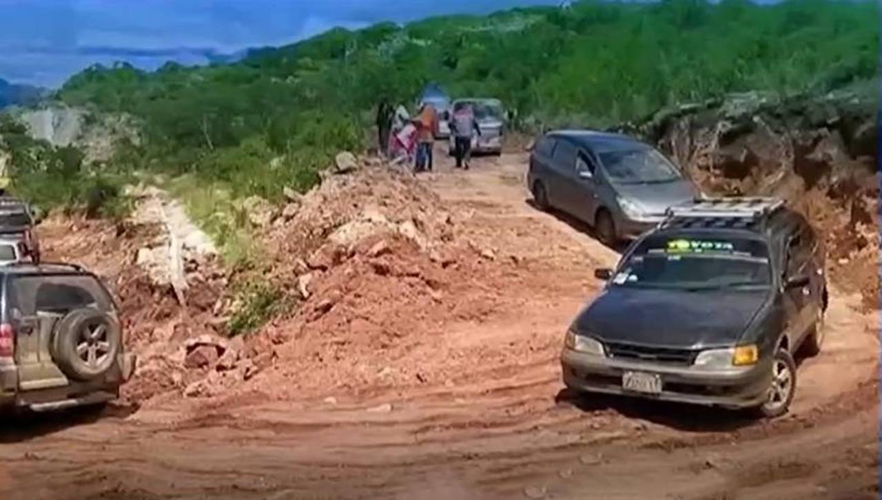 Continúan los trabajos en la ruta Cochabamba – Toro Toro, transportistas usan un desvío