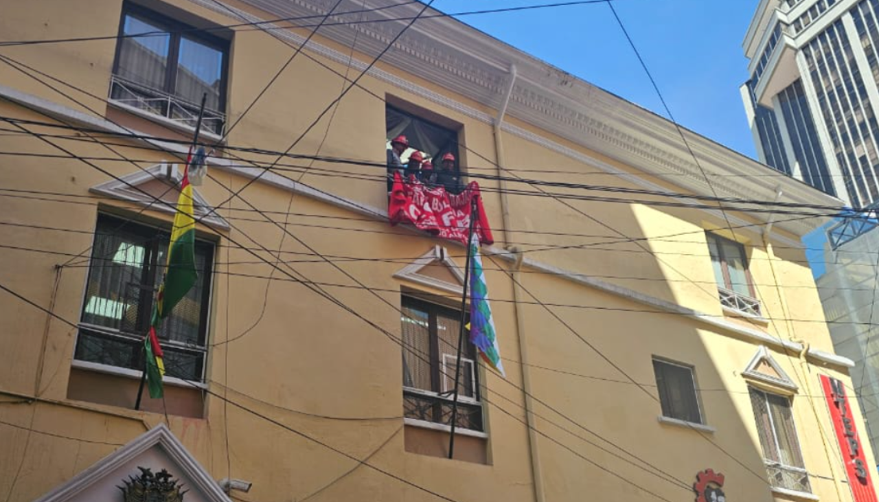 La COB toma el Ministerio de Trabajo tras enfrentarse con la Policía en La Paz
