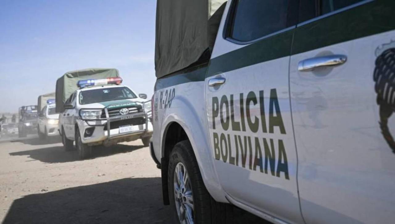 Hallan a un hombre muerto a un lado de un camino en Tarija; su pareja dice que él se lanzó de un auto cuando discutían