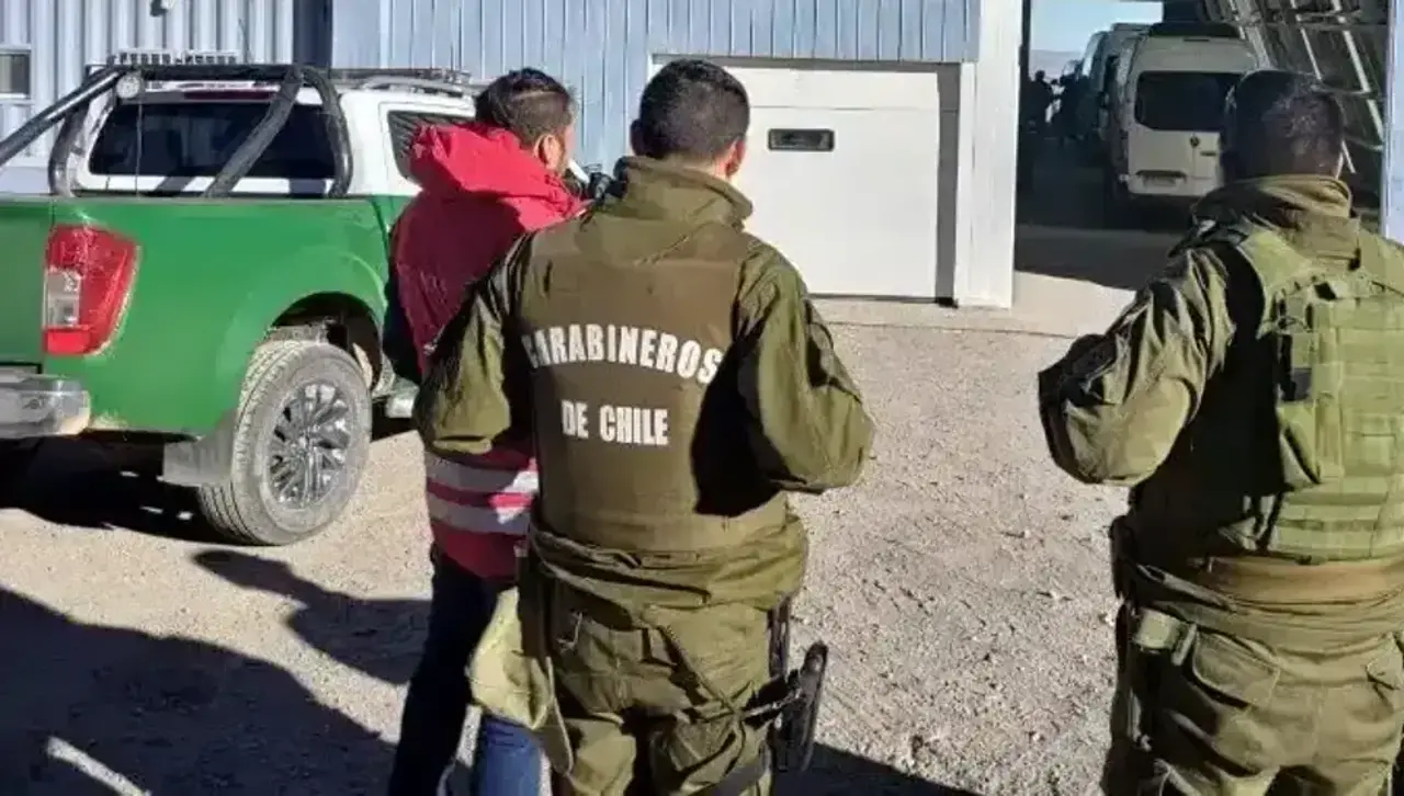 Justicia de Chile dicta prisión preventiva para un civil y cinco policías bolivianos por tráfico de drogas y tenencia de armas 
