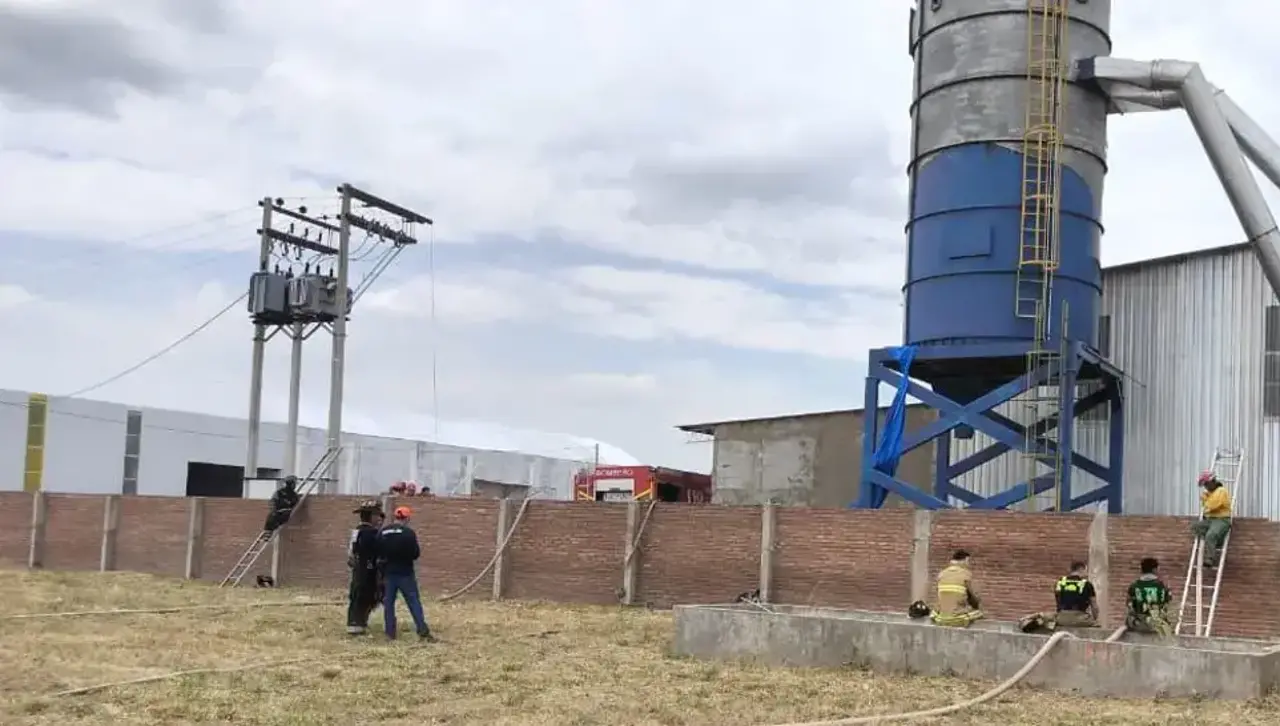 Bombero que sufrió explosión tiene quemaduras de segundo y tercer grado en el rostro y las manos