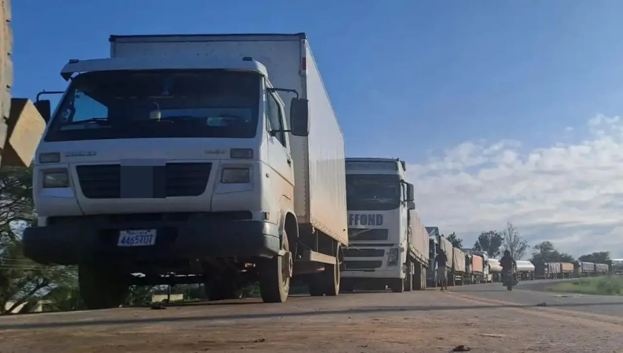 Carretera expedita en Pailón; pobladores amplían el cuarto intermedio hasta el martes