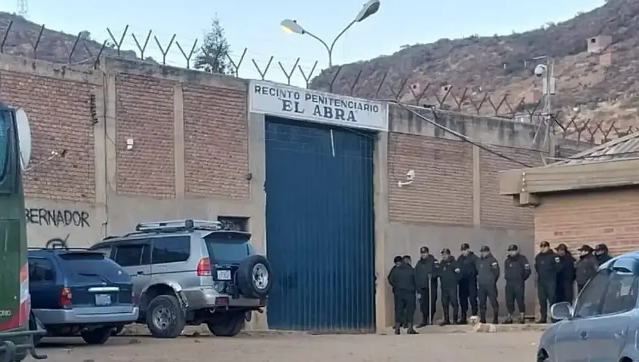 Determinan el traslado a Chonchocoro del reo que asesinó con más de 100 puñaladas al delegado penal de El Abra 