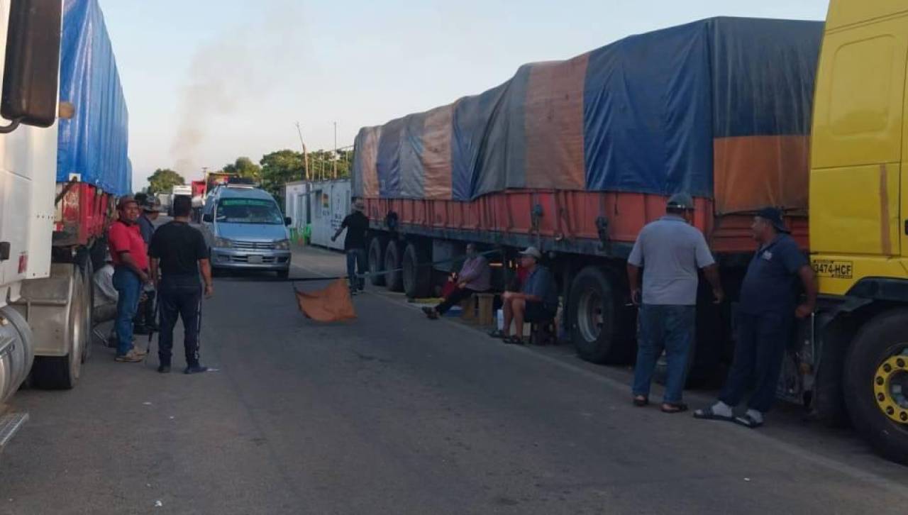 Transportistas bolivianos y extranjeros varados en el bloqueo del puente Ichilo piden ayuda a las autoridades 