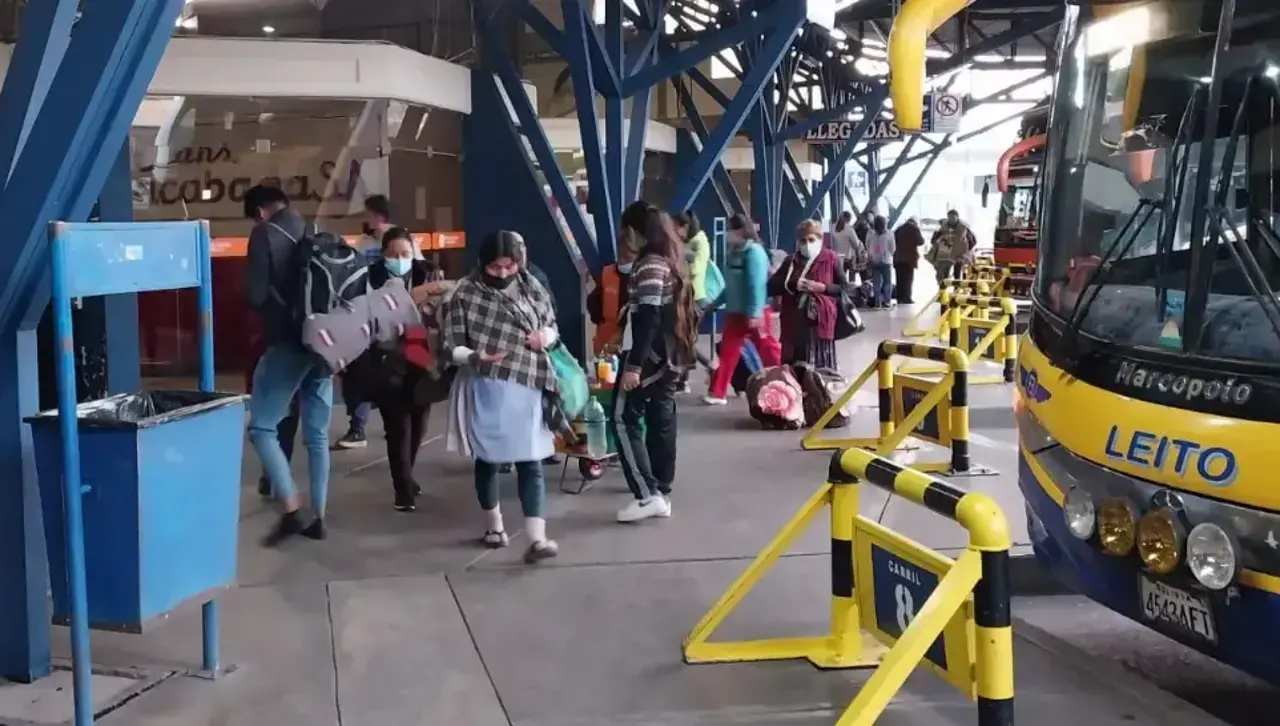 Ante bloqueos esporádicos, suspenden salidas de buses en la ruta Cochabamba-Sucre y usan rutas alternas