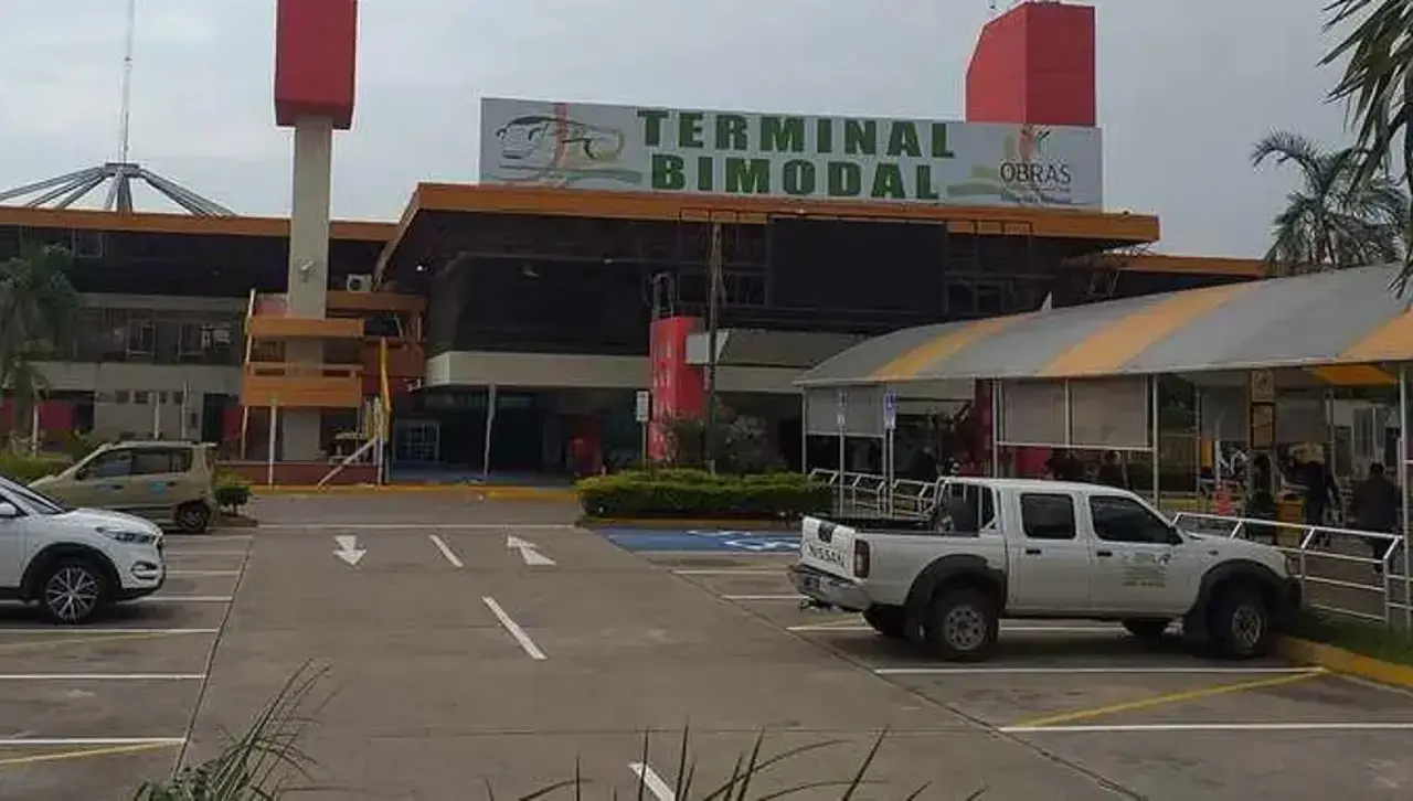 Transporte “cierra operaciones” desde el lunes en la Bimodal cruceña por el diésel