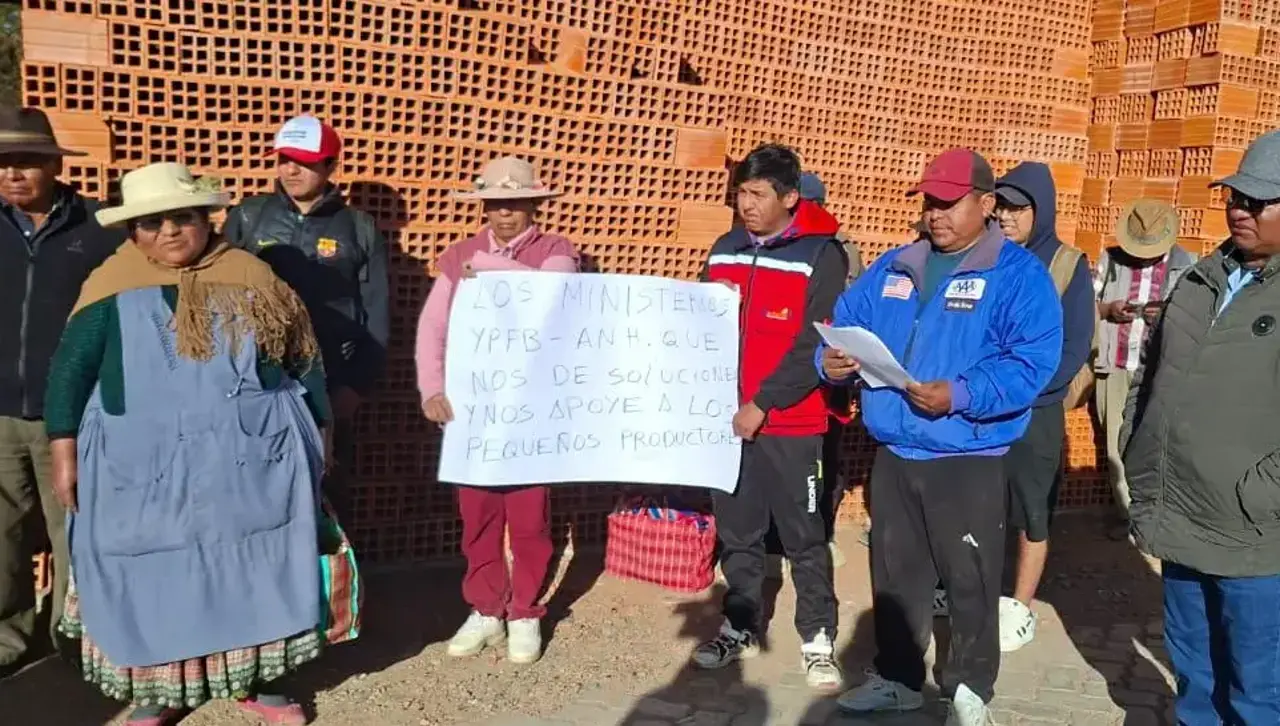 “Estamos apunto de cerrar”: Ladrilleros de La Paz dicen que redujeron personal por el alza del gas y combustibles