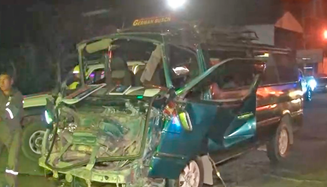 Conductor queda atrapado entre los fierros tras impactar con su minibús contra la parte trasera de una cisterna 