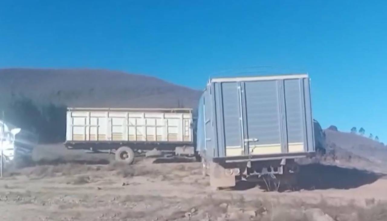 “Es bastante duro”, choferes dejan registro de la riesgosa travesía que realizan para evitar bloqueos con rutas alternas