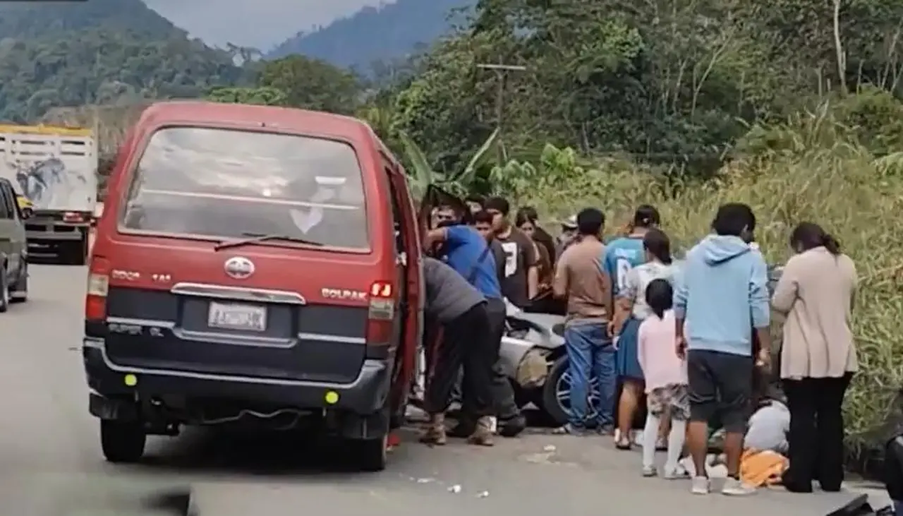 Dos vehículos impactan de frente en la ruta nueva Cochabamba – Santa Cruz y dejan al menos tres heridos