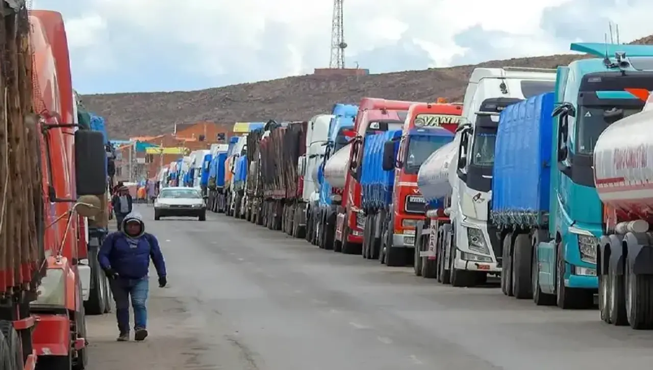 Transporte pesado reporta que solo el 30% de su sector opera debido al diésel y el dólar