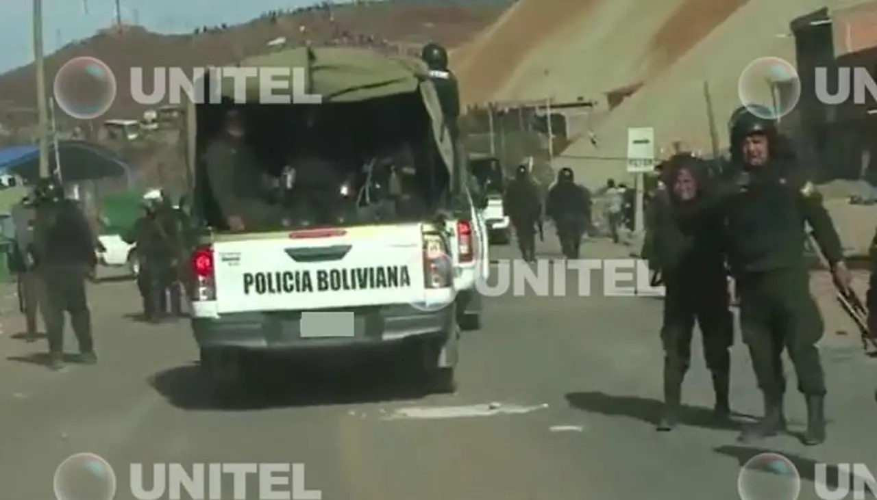 “No han tenido contemplación”: La Policía en Llallagua señala que los bloqueadores usaron armas de fuego, dinamita y petardos
