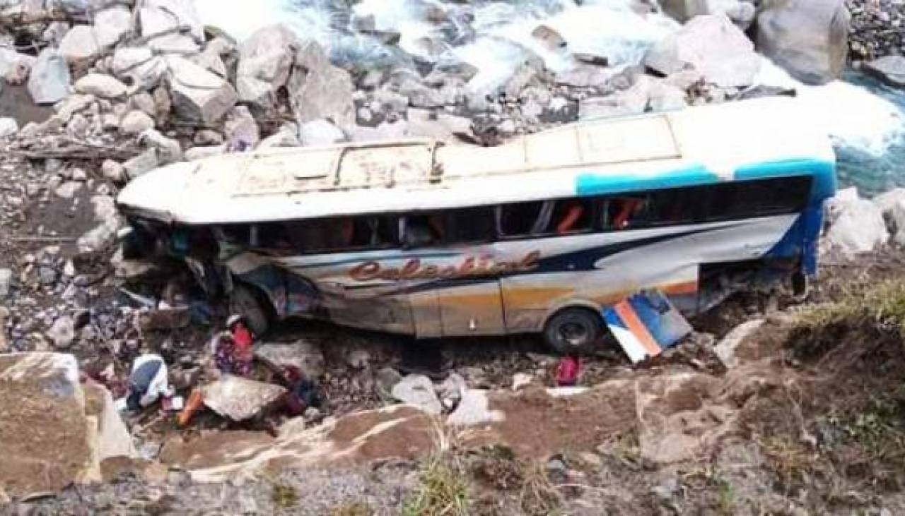 La Paz: Sube a dos el número de víctimas fatales por el embarrancamiento de un bus en Charazani 