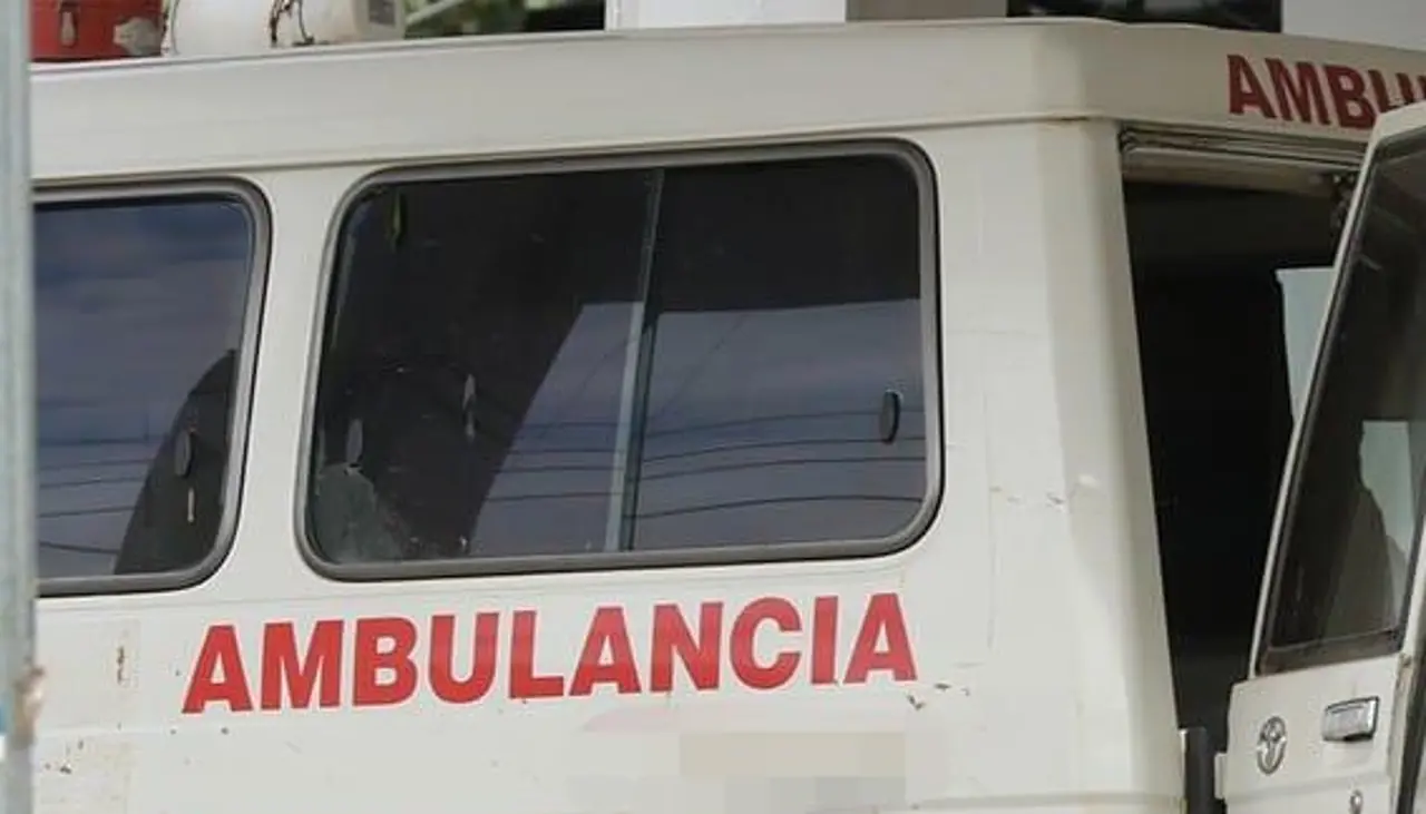 Familia denuncia que tuvo que comprar combustible y pagar para que su familiar sea trasladado en ambulancia municipal