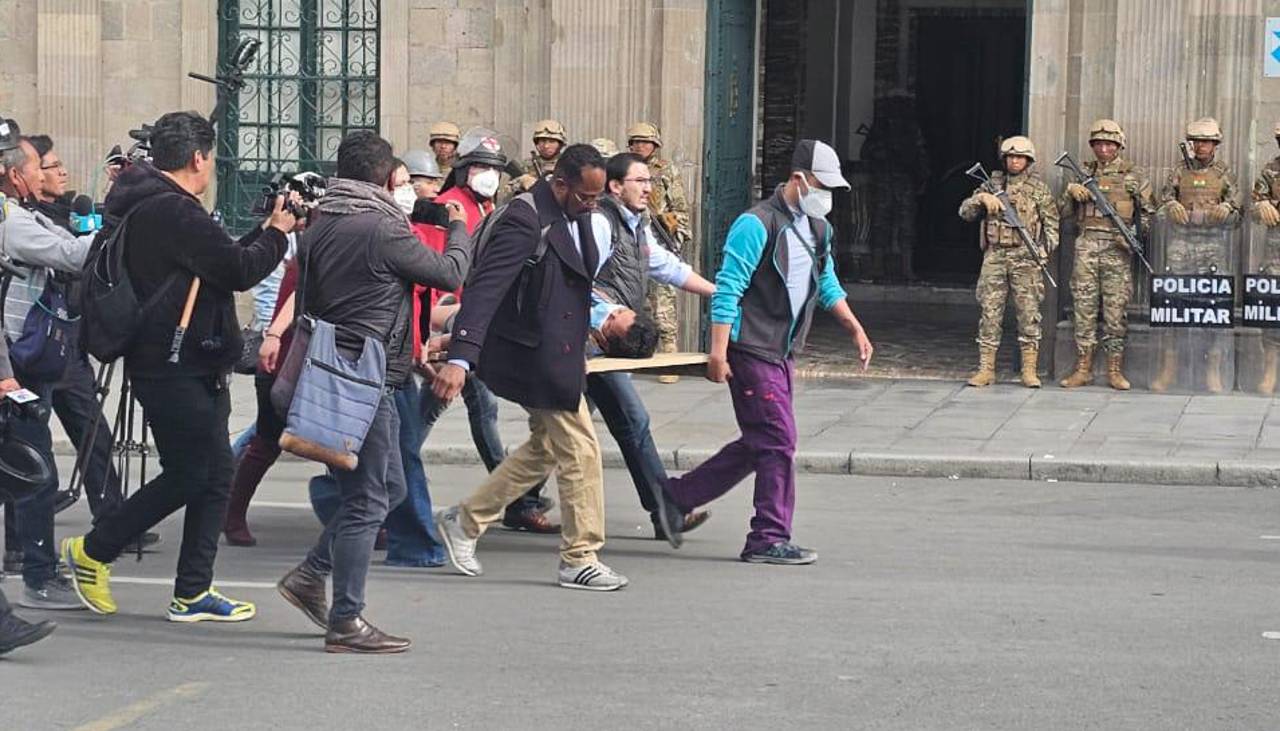 Reportan civiles y periodistas heridos durante protestas en La Paz